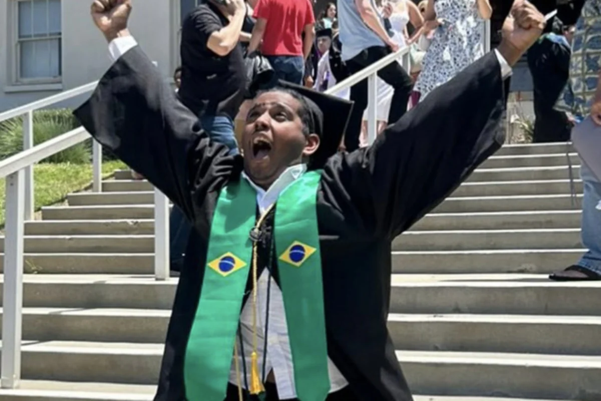 Imagem colorida de universitário comemorando
