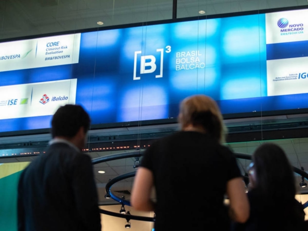 Ibovespa hoje recua na contramão de NY; IPCA-15 surpreende mercado e Petrobras cai