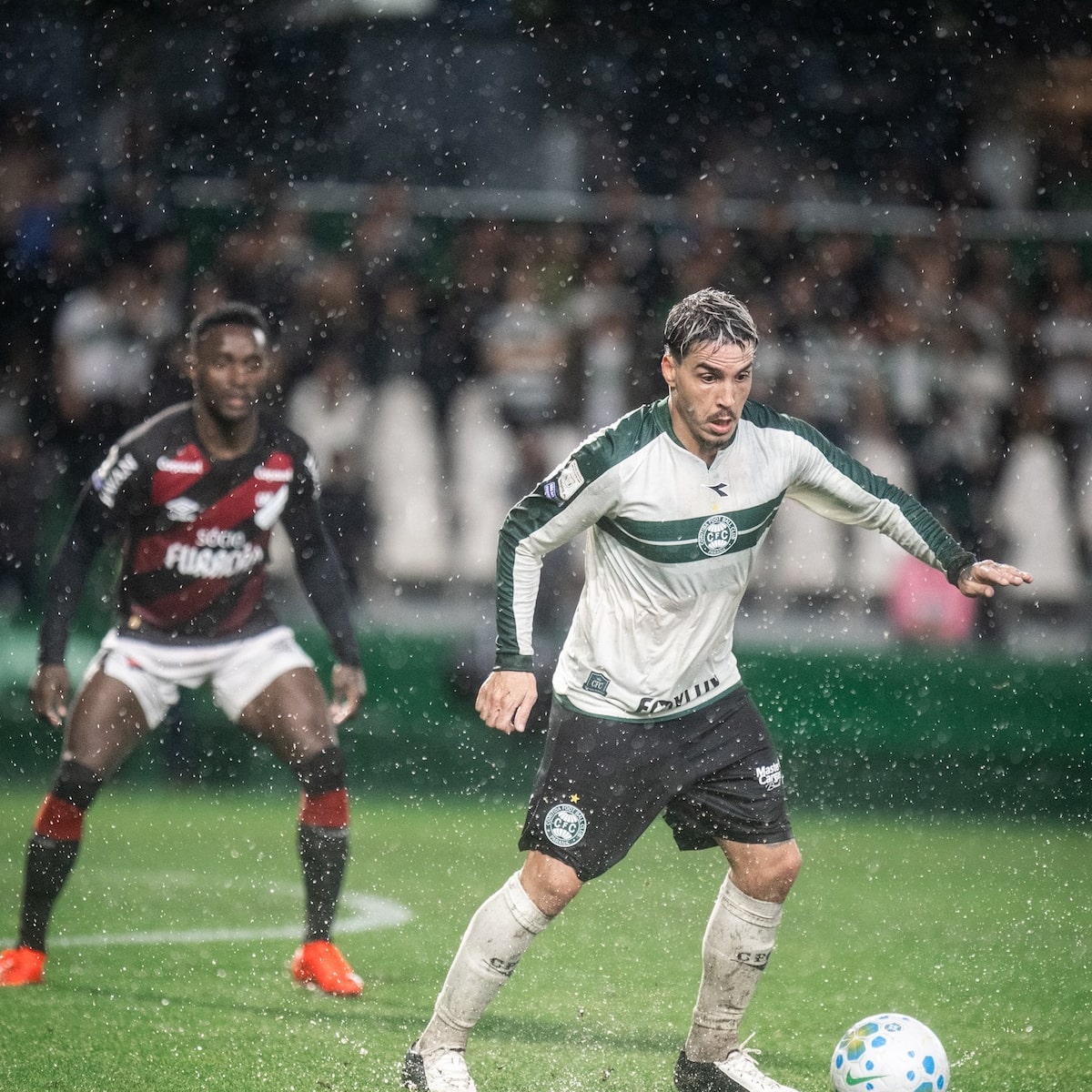 Athletico e Coritiba empatam em jogo com campo alagado e ‘Protocolo Vini Jr.’ no Brasileirão