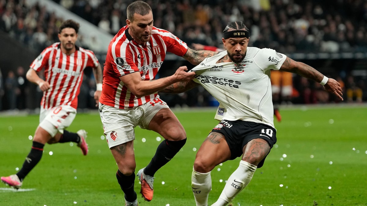 Corinthians sente peso da Libertadores e Memphis sela queda para o Estudiantes ao isolar pênalti