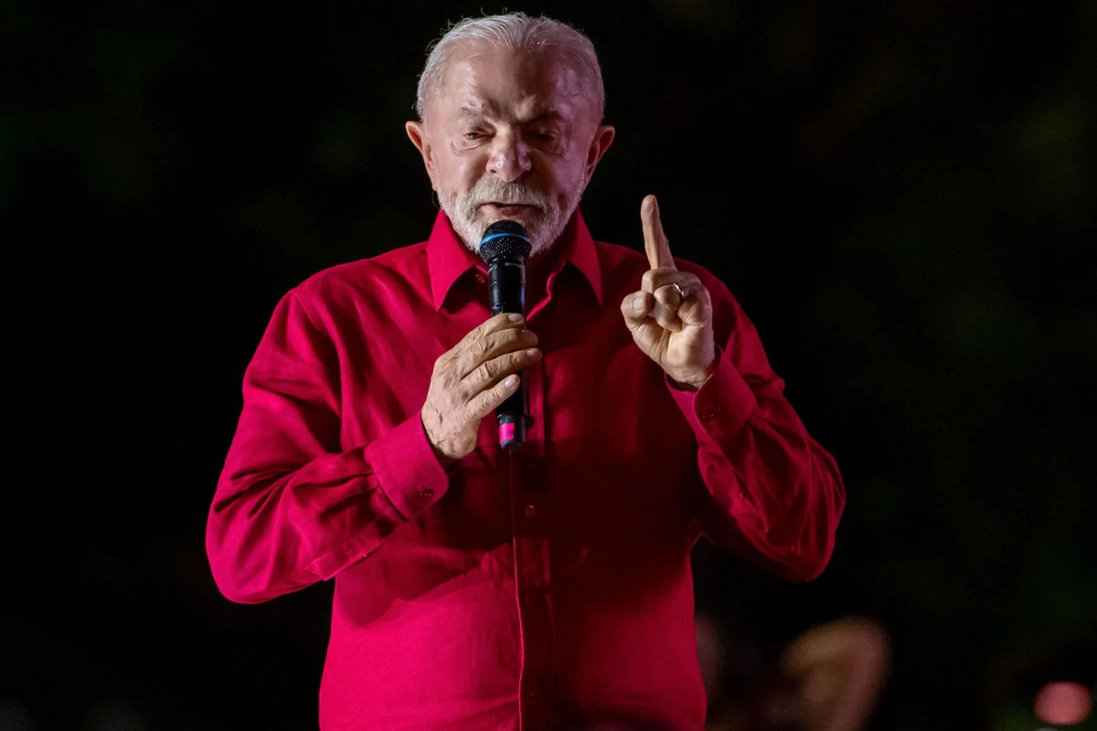 Campanha de Lula aciona TSE contra propagandas de Flávio Bolsonaro na TV