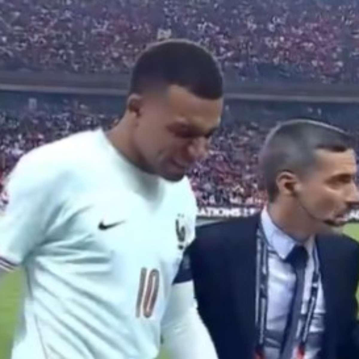 Mbappé machuca joelho em gol e causa apreensão na França