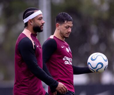 Torcida do Corinthians sai com dó dos jogadores após cobrança no centro de treinamento