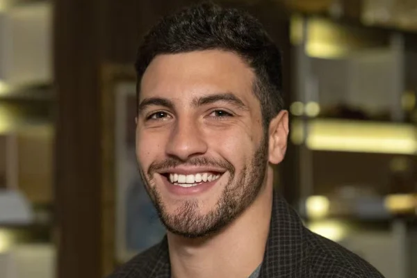 Henrique Barreira celebra sucesso e fala sobre fama de galã: “Muito feliz”