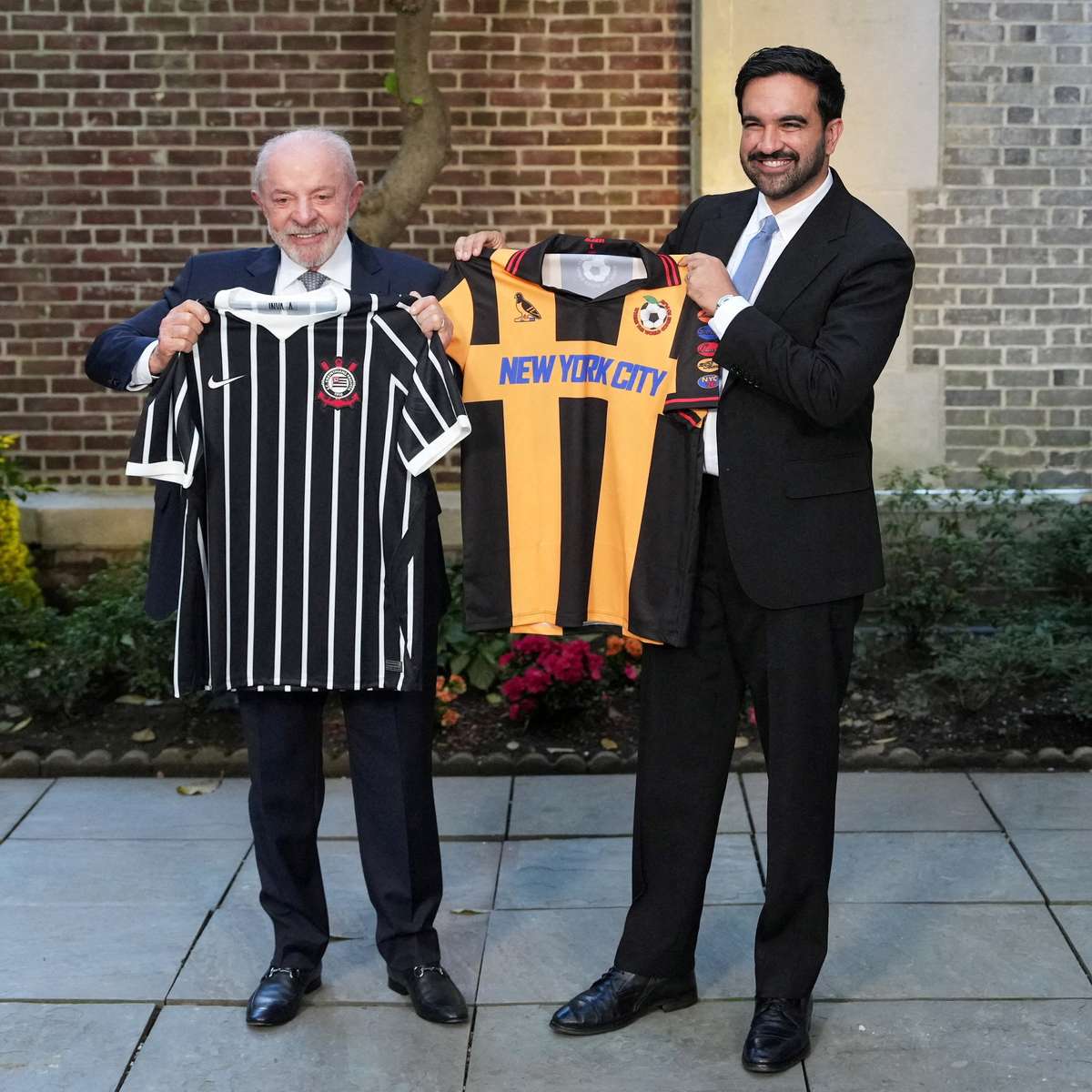 Lula troca camisa do Corinthians com prefeito de Nova York em encontro