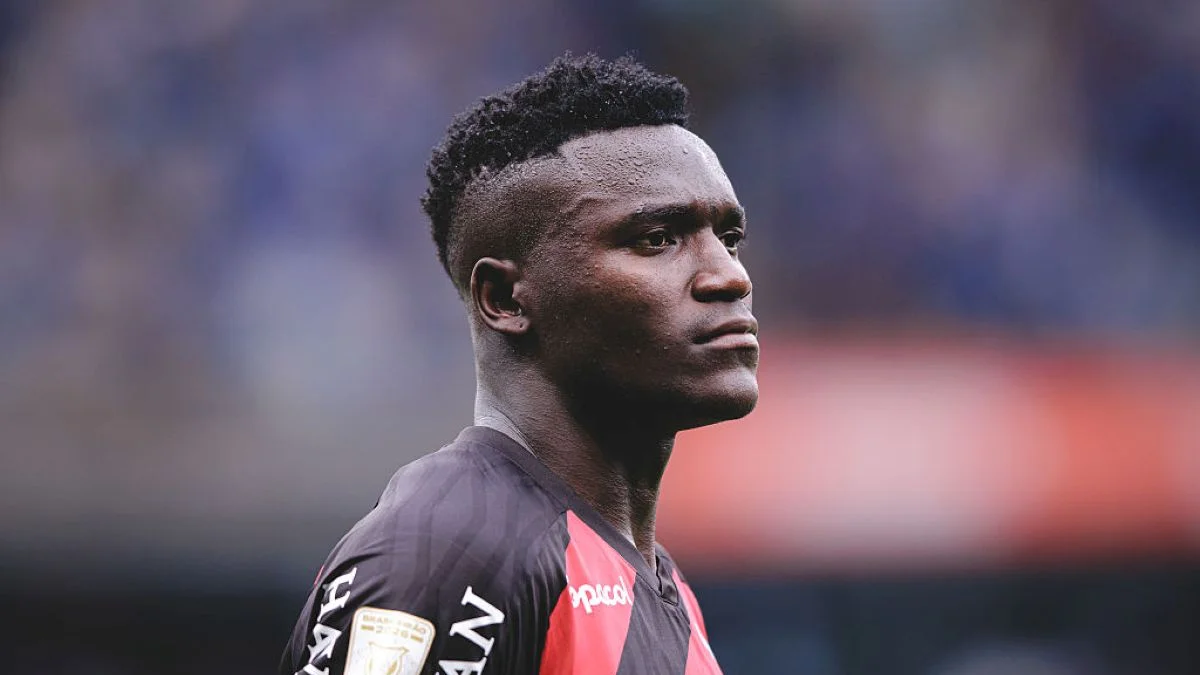 Athletico-PR repudia ataques racistas ao atacante colombiano Kevin Viveros