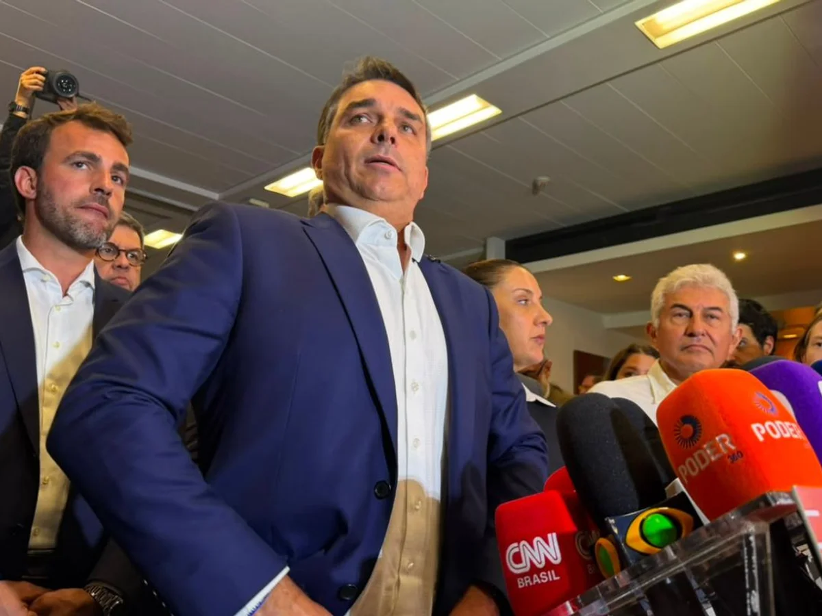 Flávio repete o pai e chega às urnas sob o peso de investigações da PF
