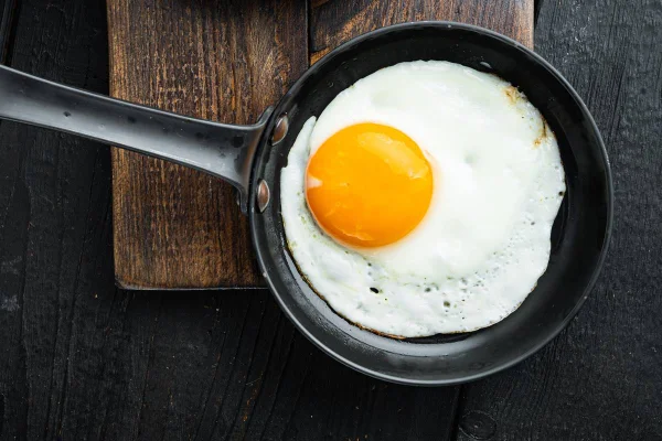 Colocar vinagre antes de fritar ovo: nutri revela benefícios da técnica