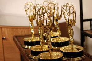 Emmy 2026 é hoje: saiba onde assistir ao vivo na TV e streaming