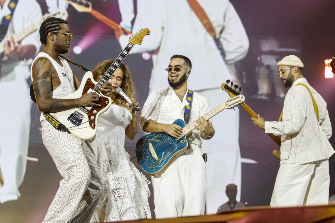 Gilsons convida Daniela Mercury e Olodum — Foto: Guito Moreto / Agência O Globo