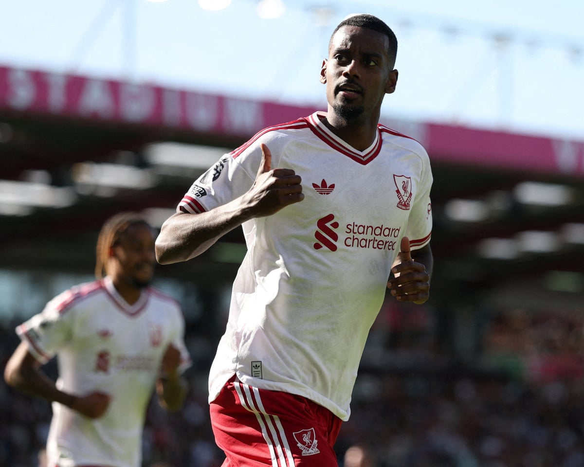 Isak avança para garantir a vitória do Liverpool no retorno de Iraola ao Bournemouth
