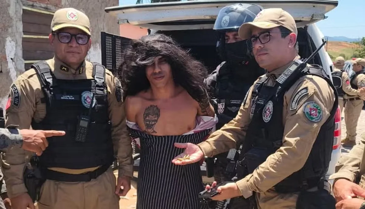 imagem colorida suspeito de homicidios preso vestido de mulher durante tentativa de fuga