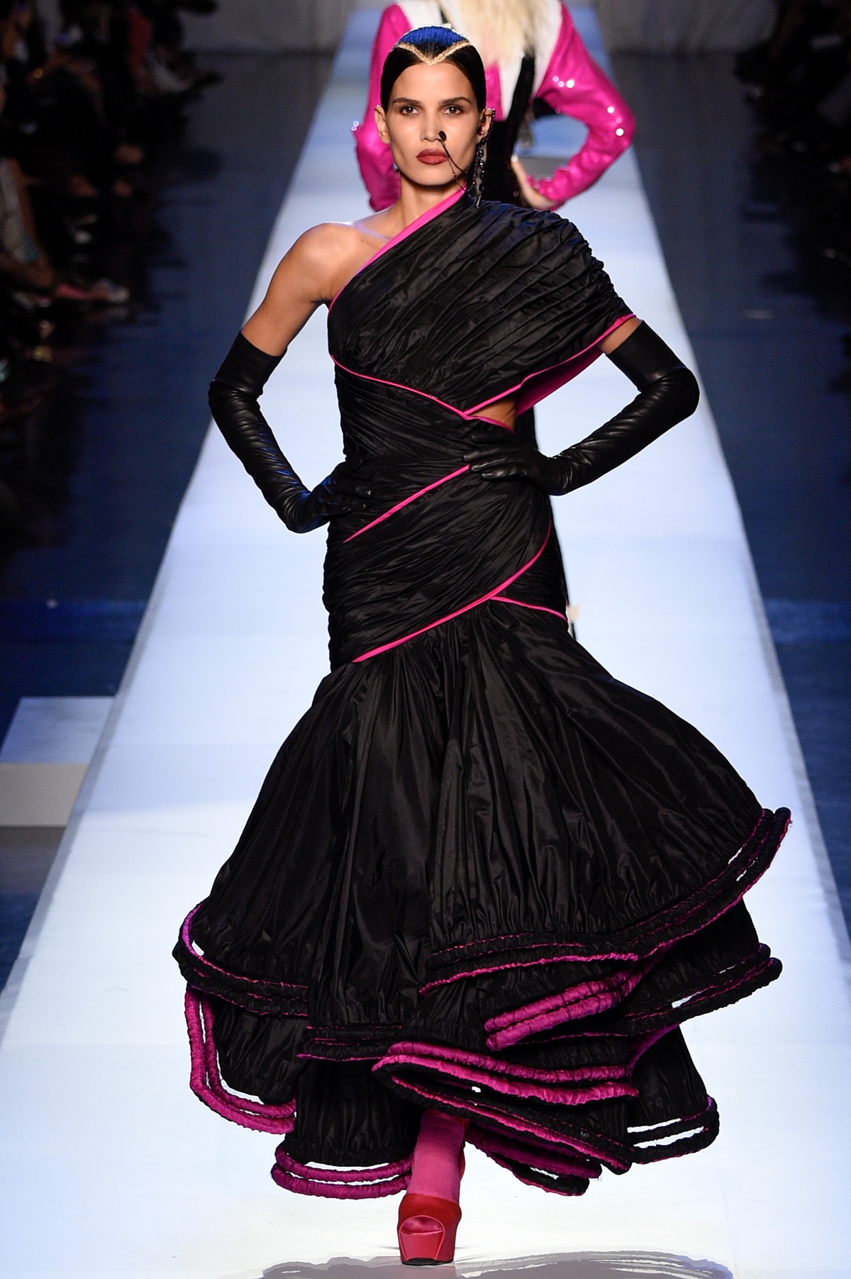 Sucesso no exterior, top model Raica Oliveira desfila no Metrópoles Catwalk