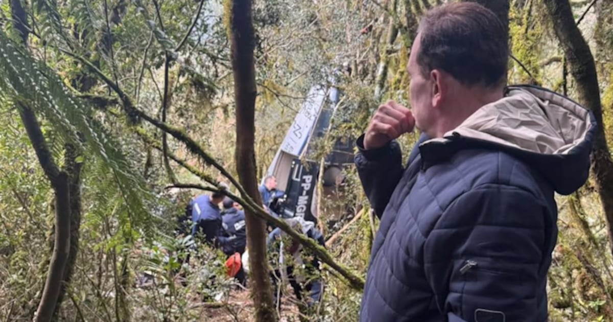 Roberto Cabrini vai a Santa Catarina investigar acidente aéreo com cantor Rick