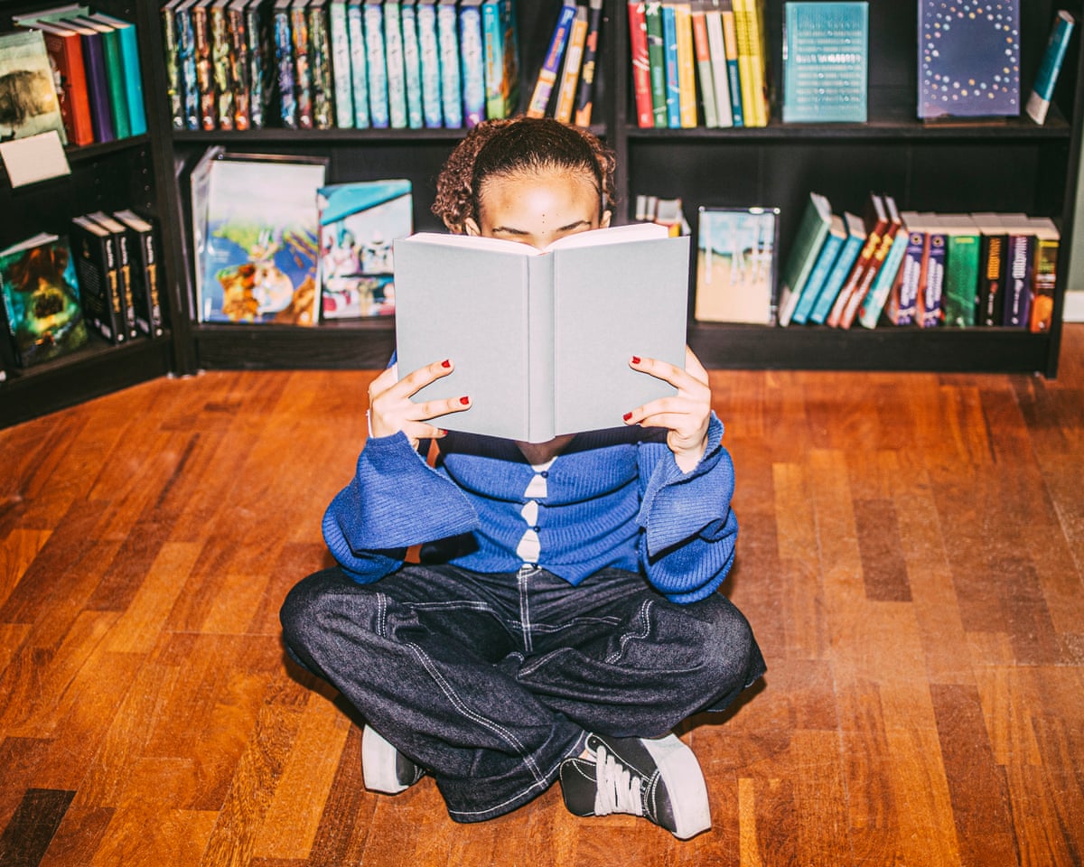 Singapura paga as pessoas para pegar um livro em luta contra o doomscrolling