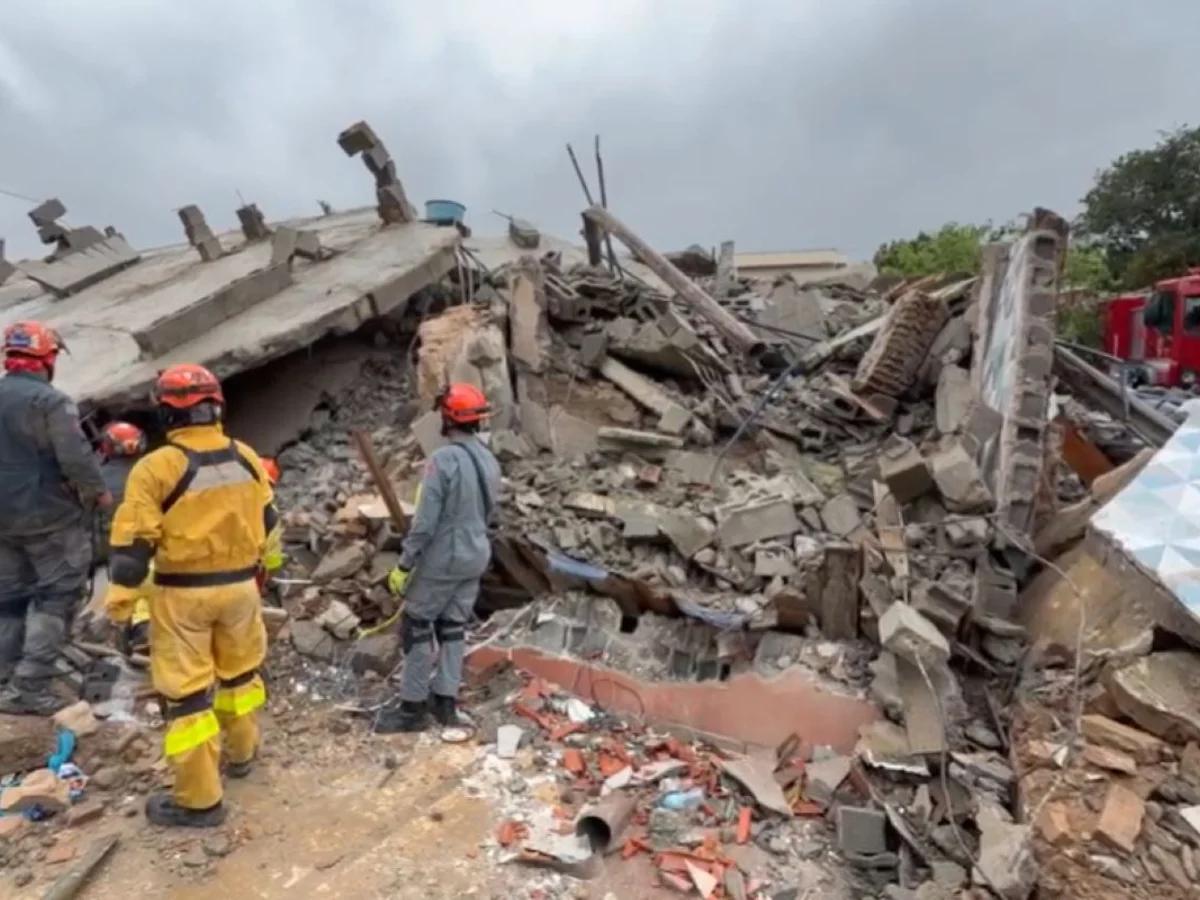 Bombeiros resgatam corpo de criança, 6ª morte após desabamento em SP
