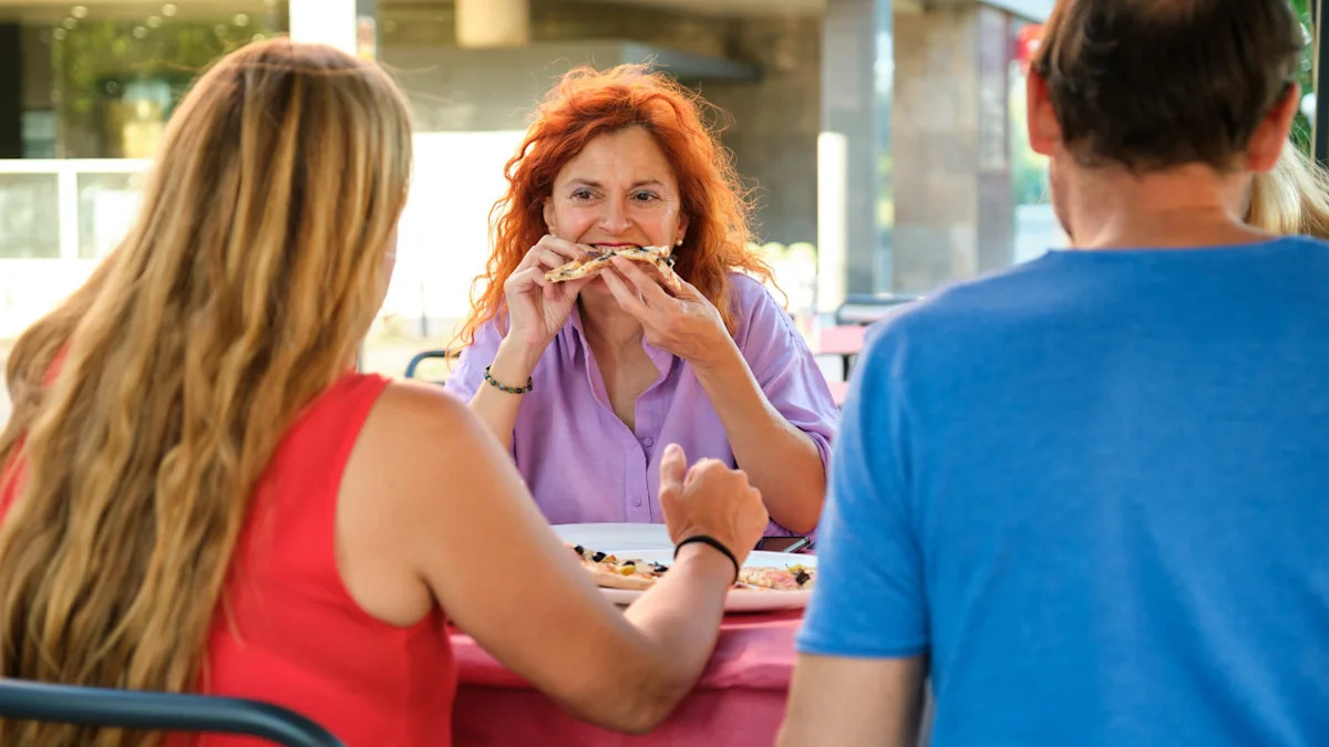 Especialistas em etiqueta compartilham exatamente como impedir um parente que sempre espera que você pague a conta do restaurante.