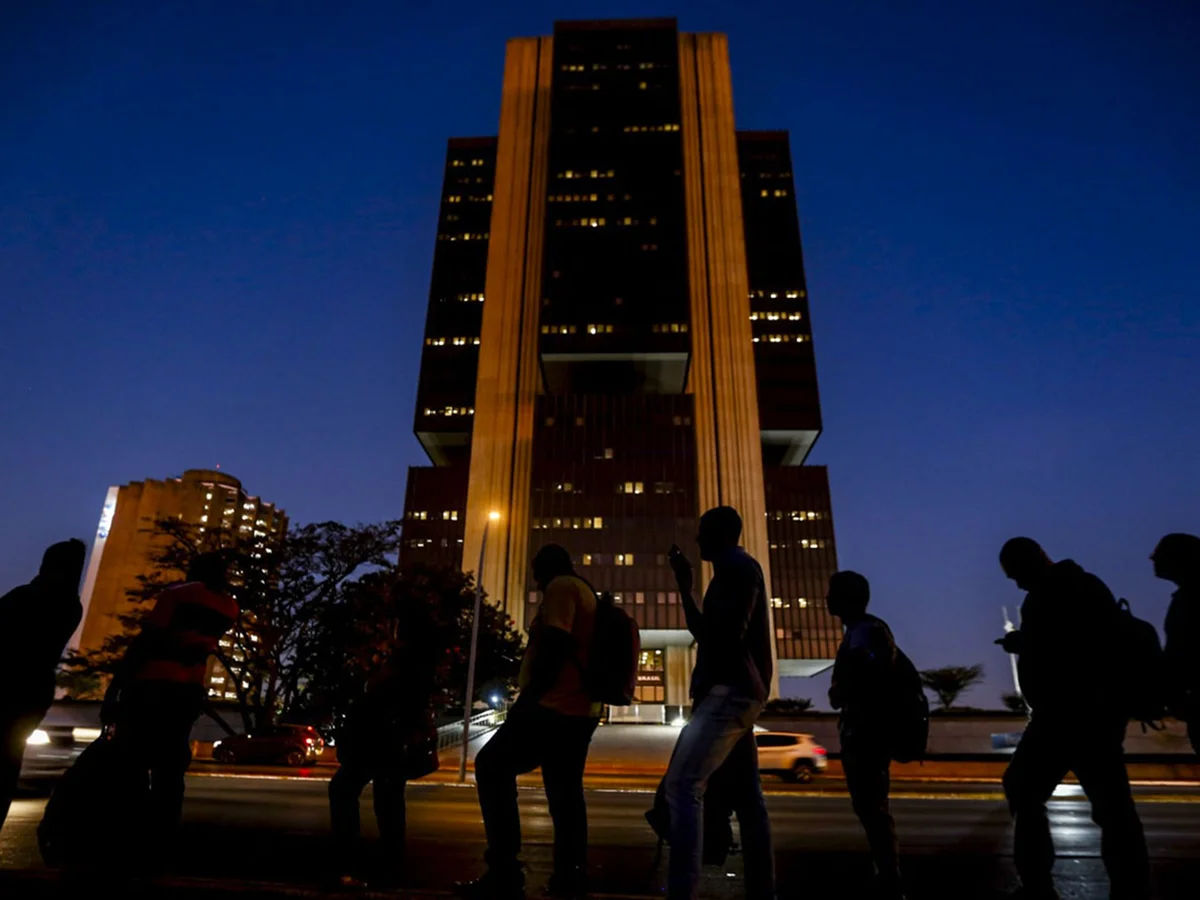 Copom vê "aumento da incerteza" e diz que cenário econômico exige "cautela"