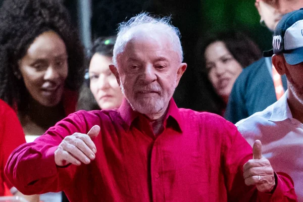 Lula diz que 5 ministros são suspeitos e cita preocupação com crise no STF
