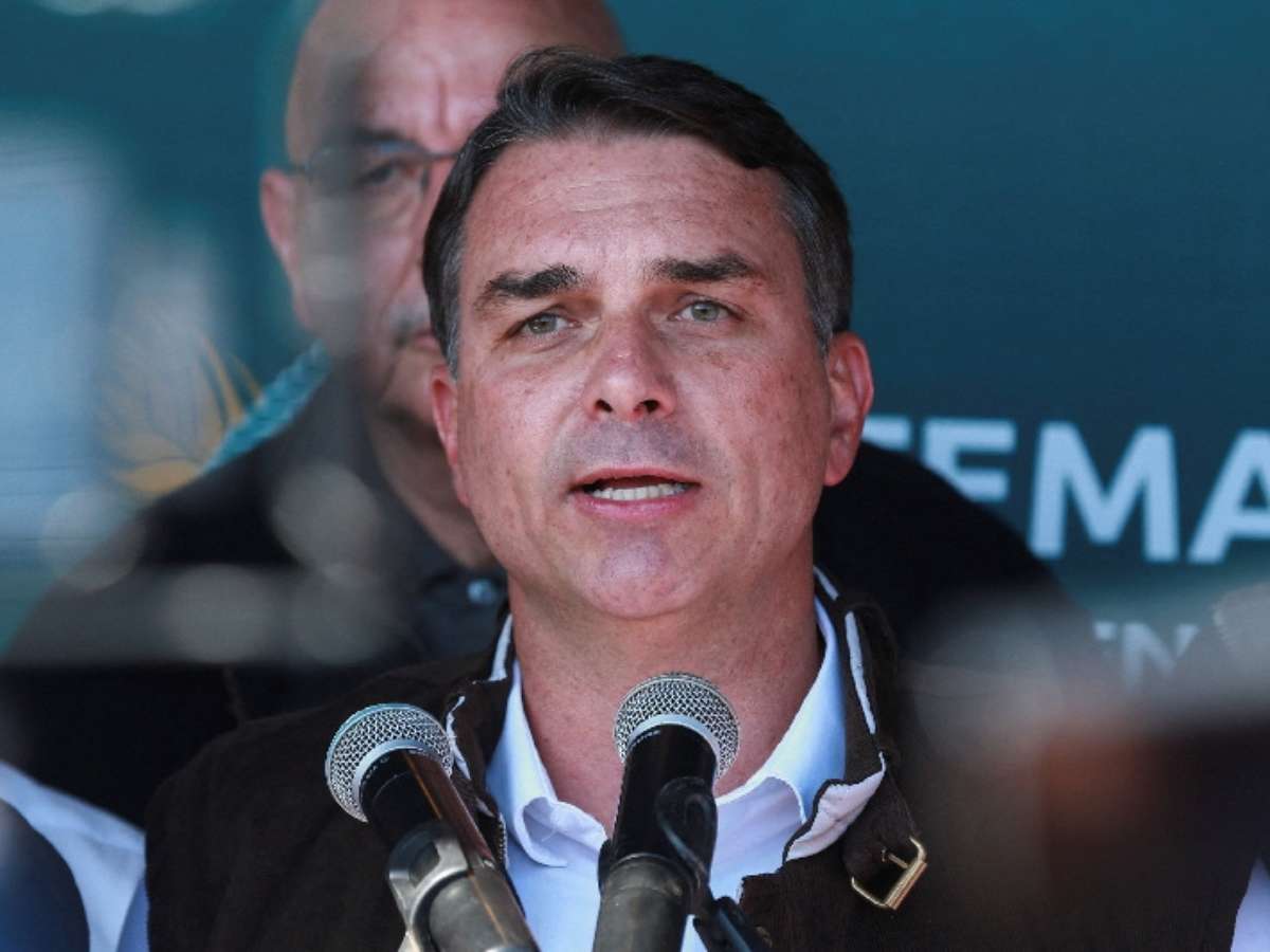 Defesa de Flávio Bolsonaro pediu 4 vezes que caso ‘Dark Horse’ ficasse com Mendonça em vez de Dino, diz jornal