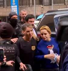 Influenciadora Deolane Bezerra chega à sede da Policia Civil em São Paulo, após ser presa por suspeita de lavagem de dinheiro do PCC Foto: Reprodução/TV Globo / Estadão