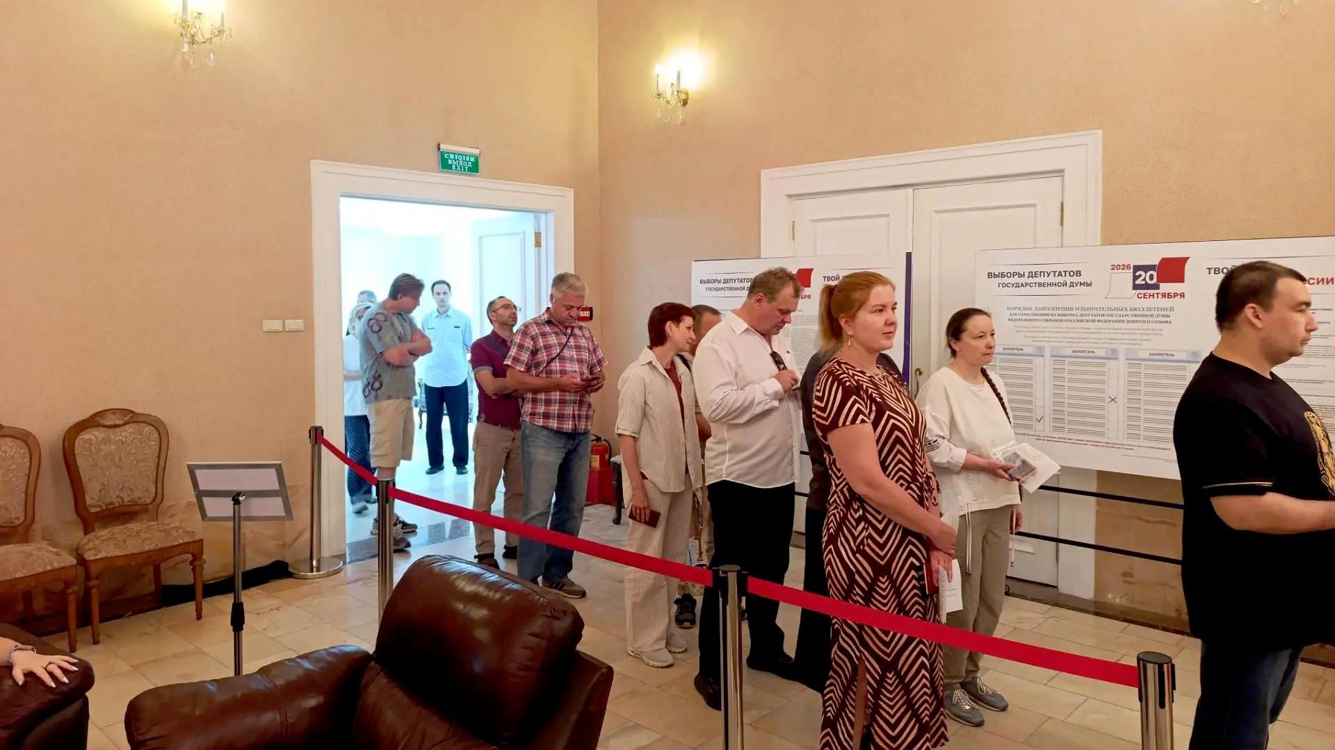 No Uzbequistão, os cidadãos da Rússia votam ativamente nas eleições para a Duma Estatal