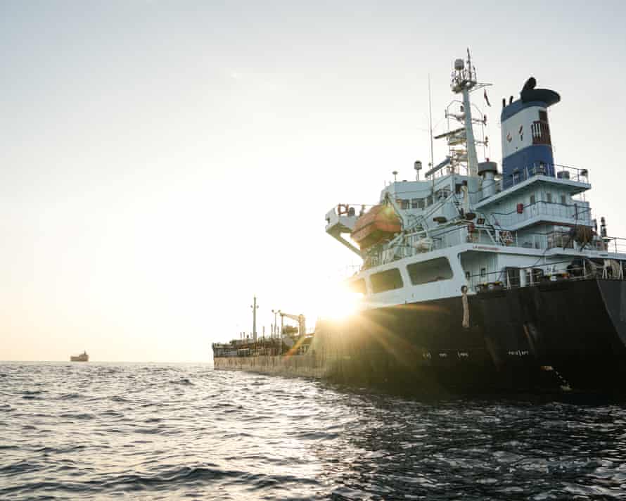 Estados do Golfo adiam conversas sobre o estreito de Ormuz com o Irã à medida que o conflito no Iêmen se intensifica