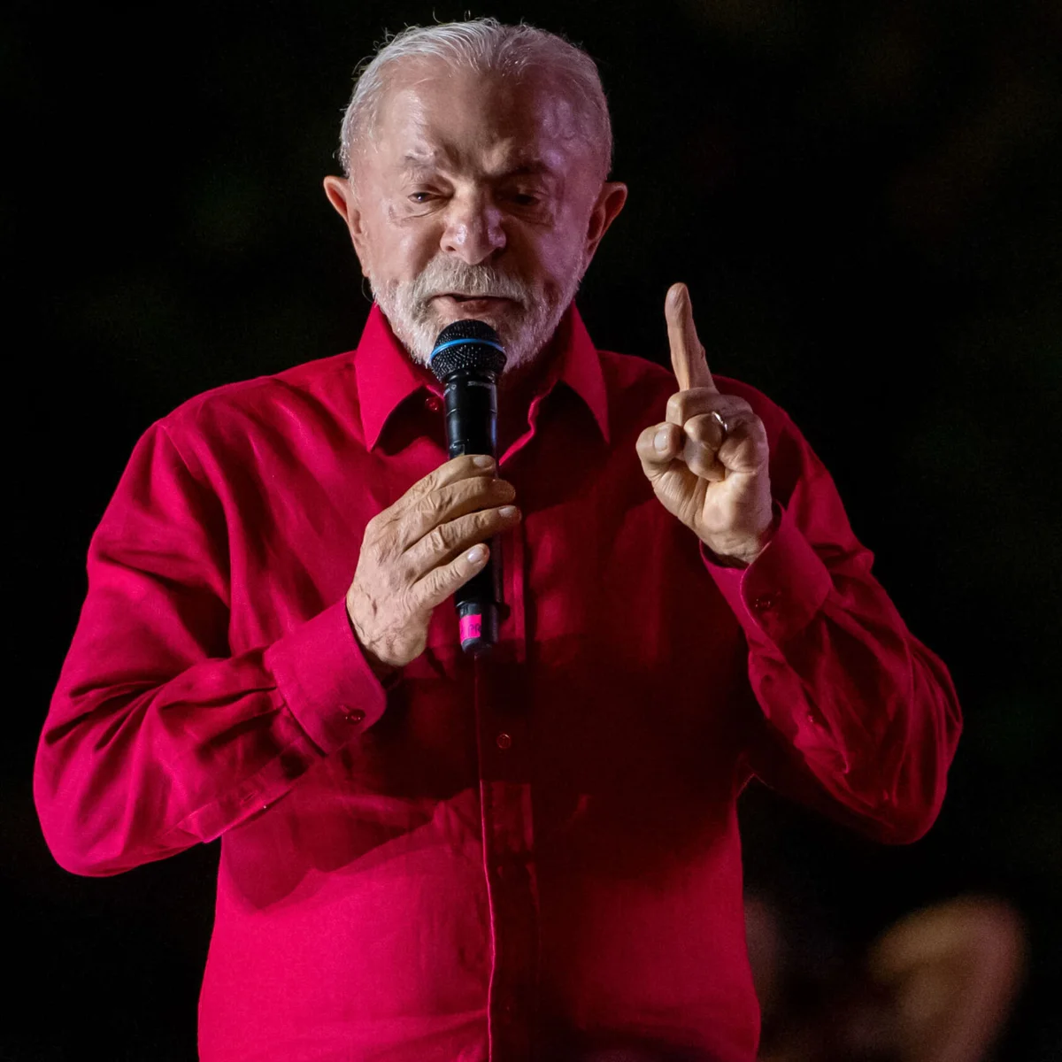 Campanha de Lula aciona TSE contra propagandas de Flávio Bolsonaro na TV