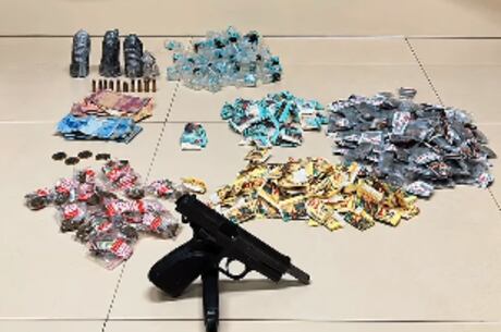 Cinco criminosos são presos com arma, explosivos e drogas em van em Jacarepaguá, no Rio