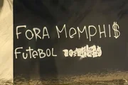 Torcida do Corinthians protesta contra Memphis