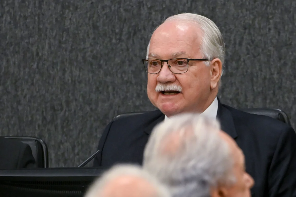 Fachin anula Mendonça no caso Moraes; guerra por celular de Vorcaro cresce