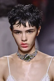 Diesel causa alvoroço com beijos e carícias em desfile de Milão