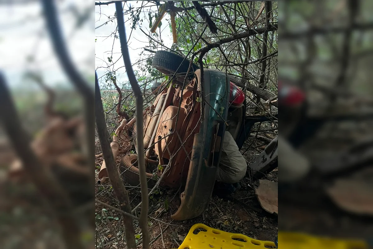 Dois homens morrem após carro capotar na GO-330