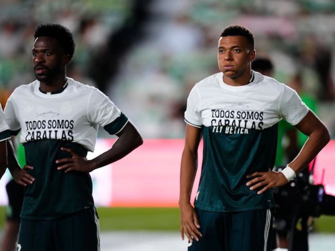 Vini Jr. e Mbappé escondem mensagem em camisa antes de jogo e causam polêmica na Espanha