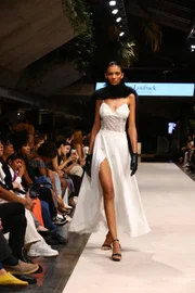 Raica Oliveira desfila no Metrópoles Catwalk nesta terça-feira (15/9)