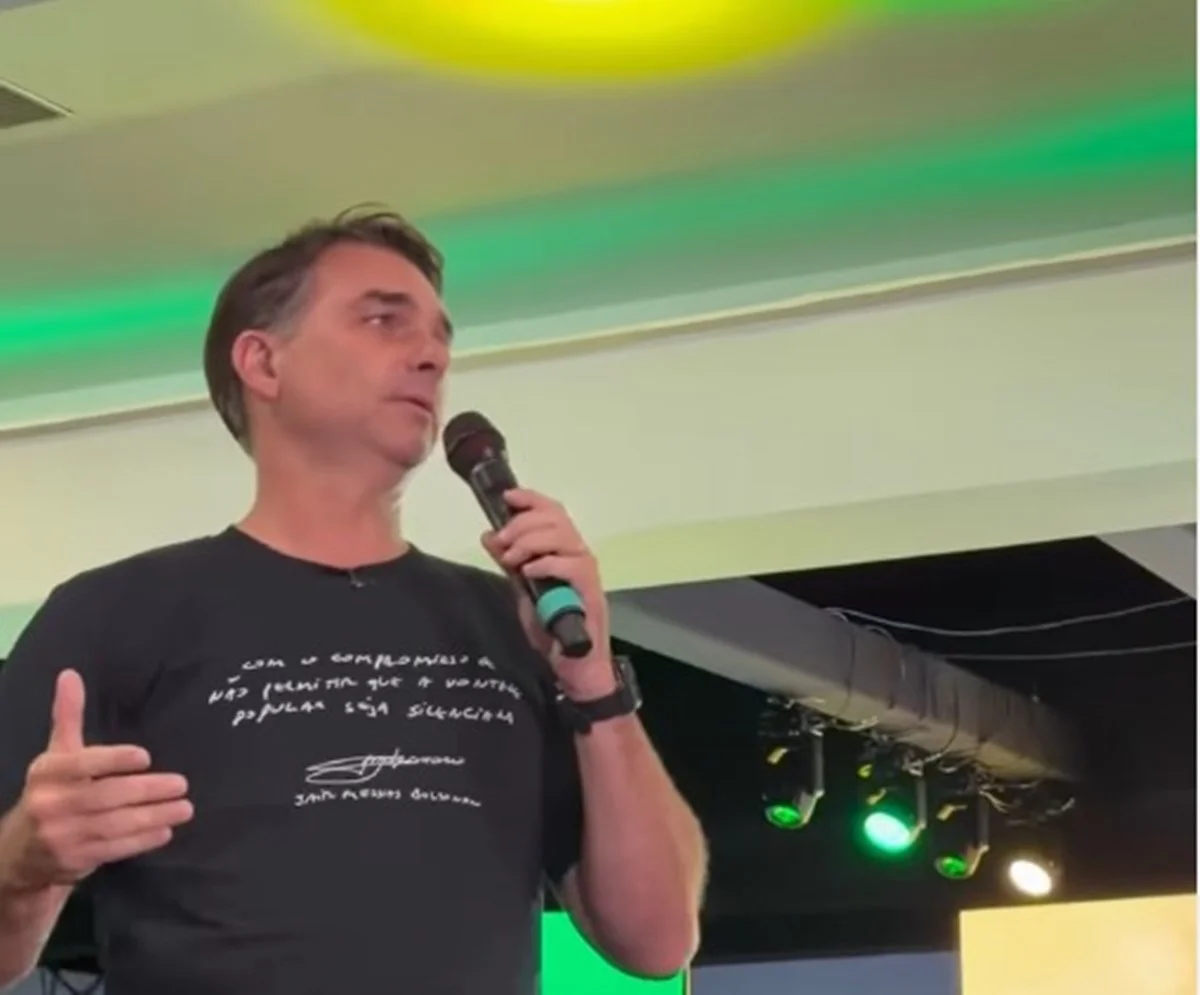 imagem colorida flavio bolsonaro discurso chapeco