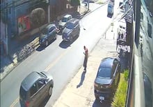 Homem toma celular da ex para verificar conversas e é contido por delegado à paisana em BH