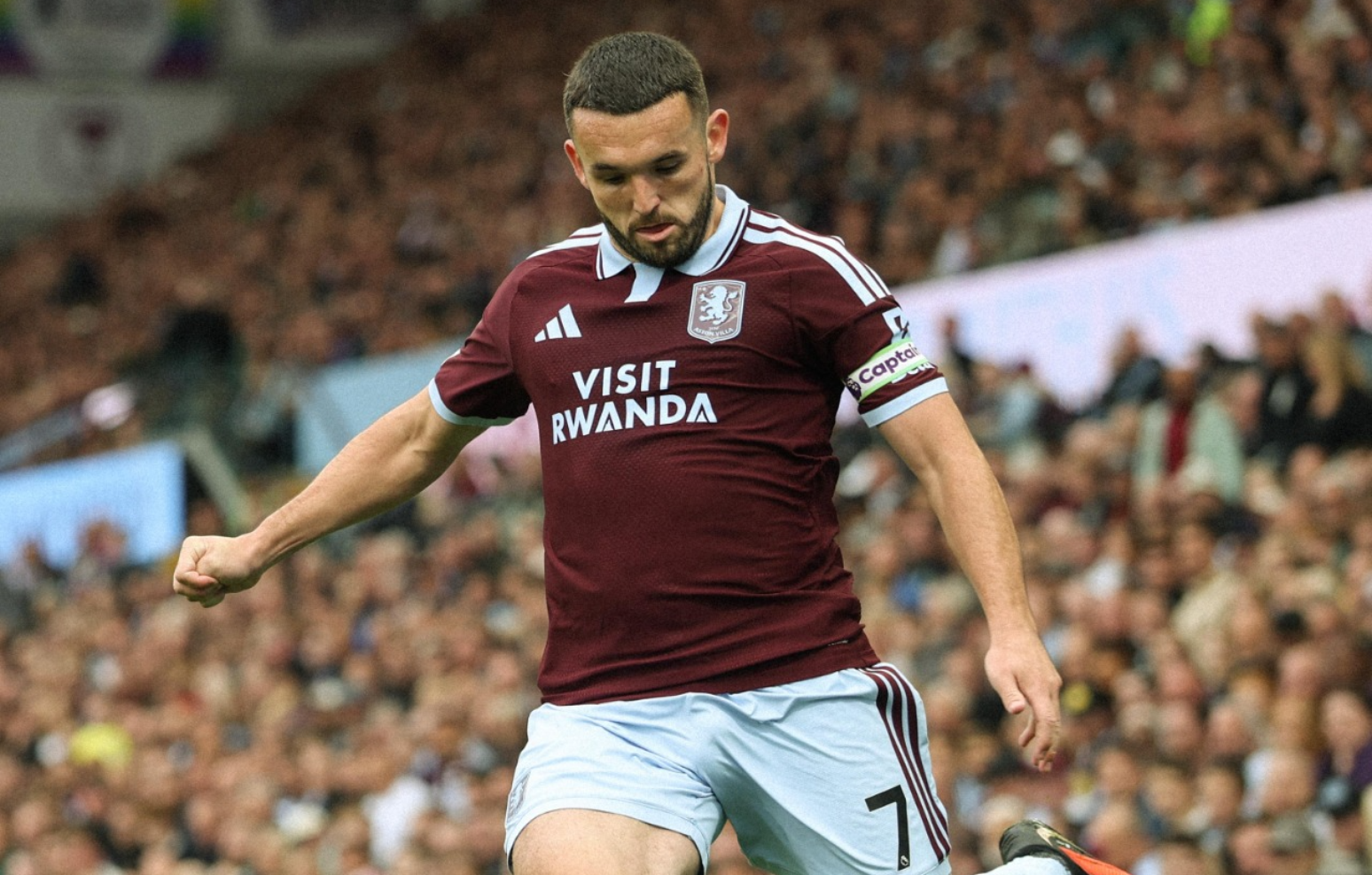 Aston Villa foi um dos times da Premier League a trocar de patrocinador master