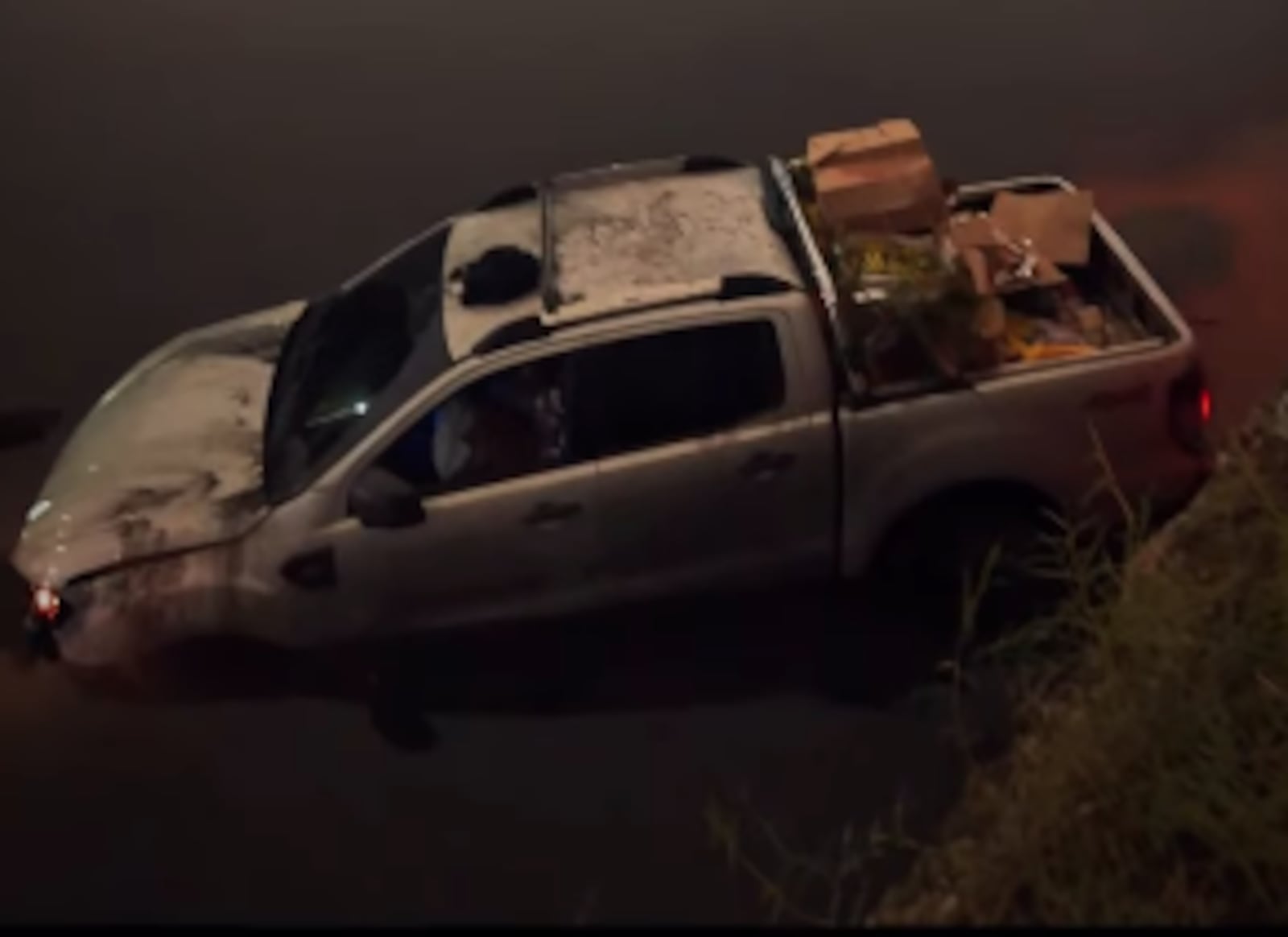 Suspeito caiu com carro roubado em rio e foi resgatado por agentes do 41º BPM Reprodução/Polícia Militar