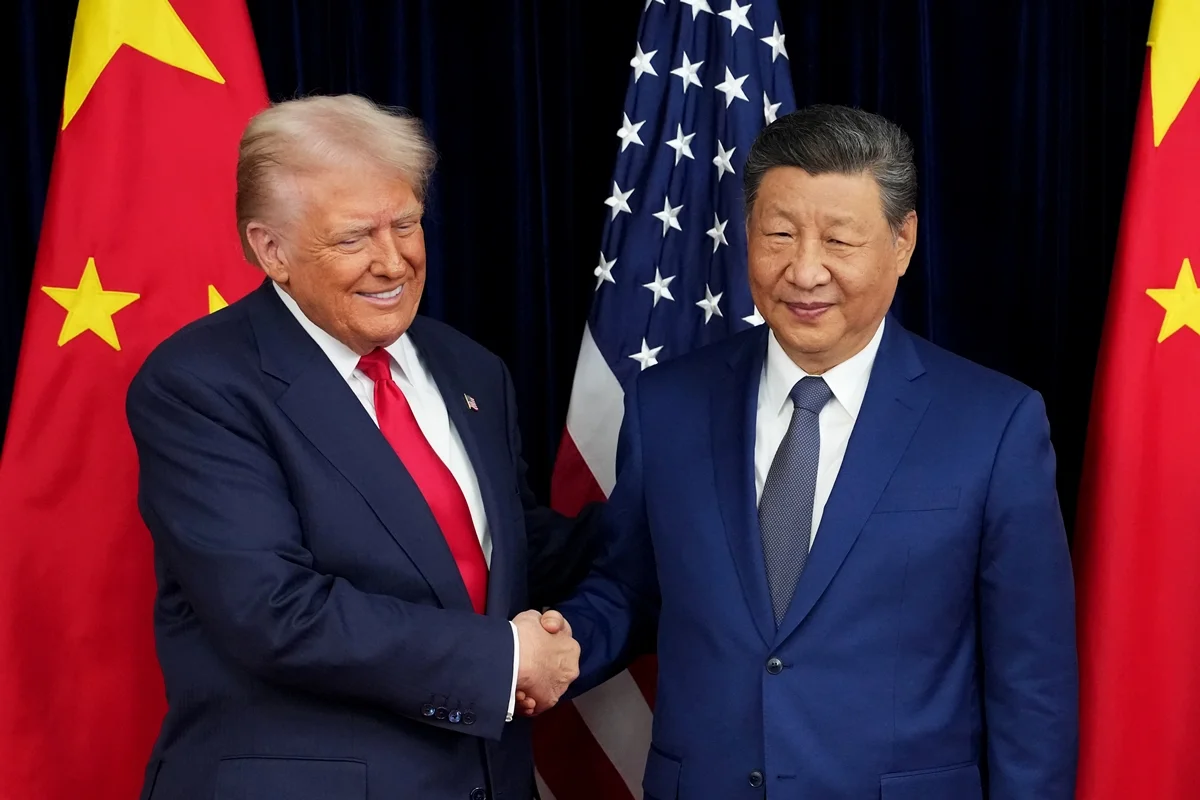 Imagem colorida do presidente dos EUA, Donald Trump, cumprimenta o presidente da China, Xi Jinping, antes de uma reunião bilateral na Base Aérea de Gimhae, em 30 de outubro de 2025, em Busan, Coreia do Sul.