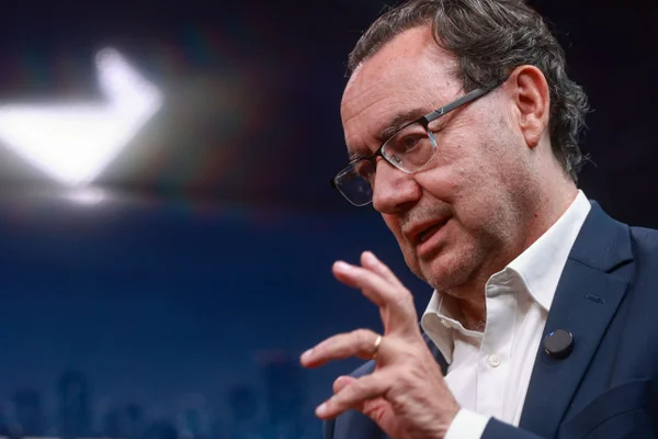 Em campanha por SP, Augusto Cury atende eleitores em frente ao Masp