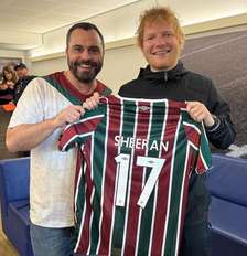 Ed Sheeran recebe camisa do Fluminense das mãos do presidente Mario Bittencourt Foto: Reprodução/Instagram/Fluminense