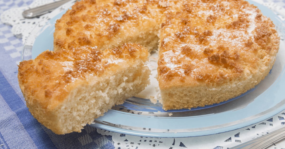 Bolo de coco com farofa crocante é opção fácil e deliciosa para o café da manhã de domingo