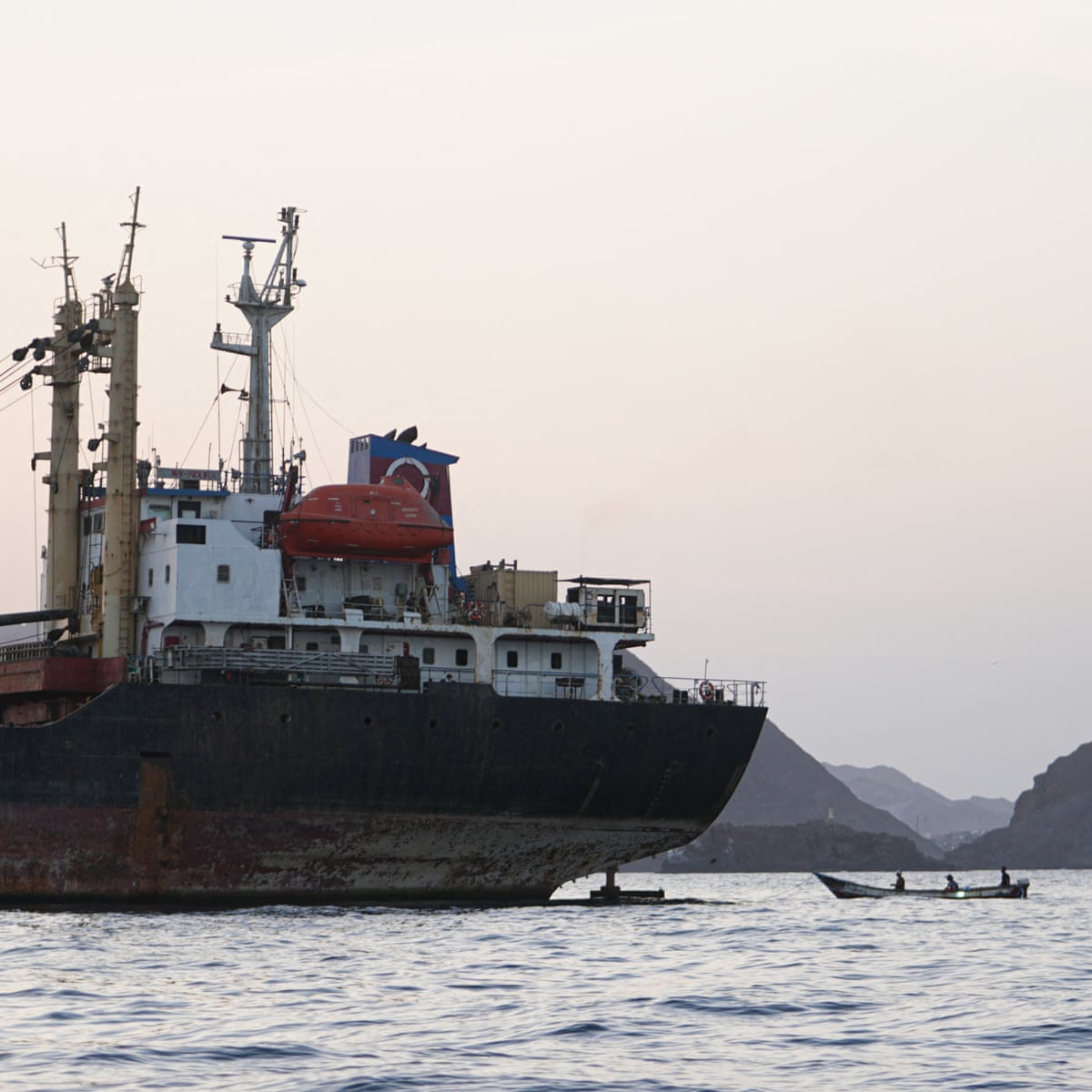 Houthis tomam ilhas estratégicas do Mar Vermelho enquanto analistas alertam para uma crise iminente no petróleo