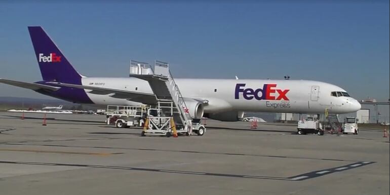 Avião faz pouso de emergência em SP após bater em pássaros e voar 2h para queimar querosene