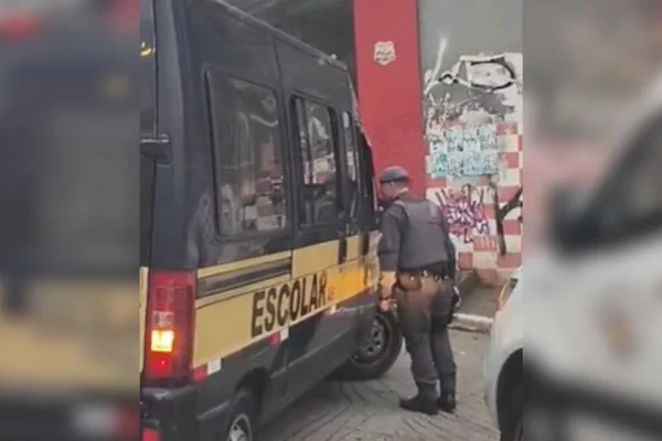 Crianças são revistadas por PMs durante ação na Favela de Paraisópolis