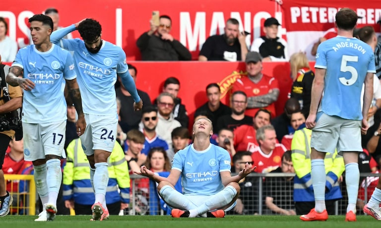 City vence United com um a menos no dérbi de Manchester e mantém 100% na Premier League
