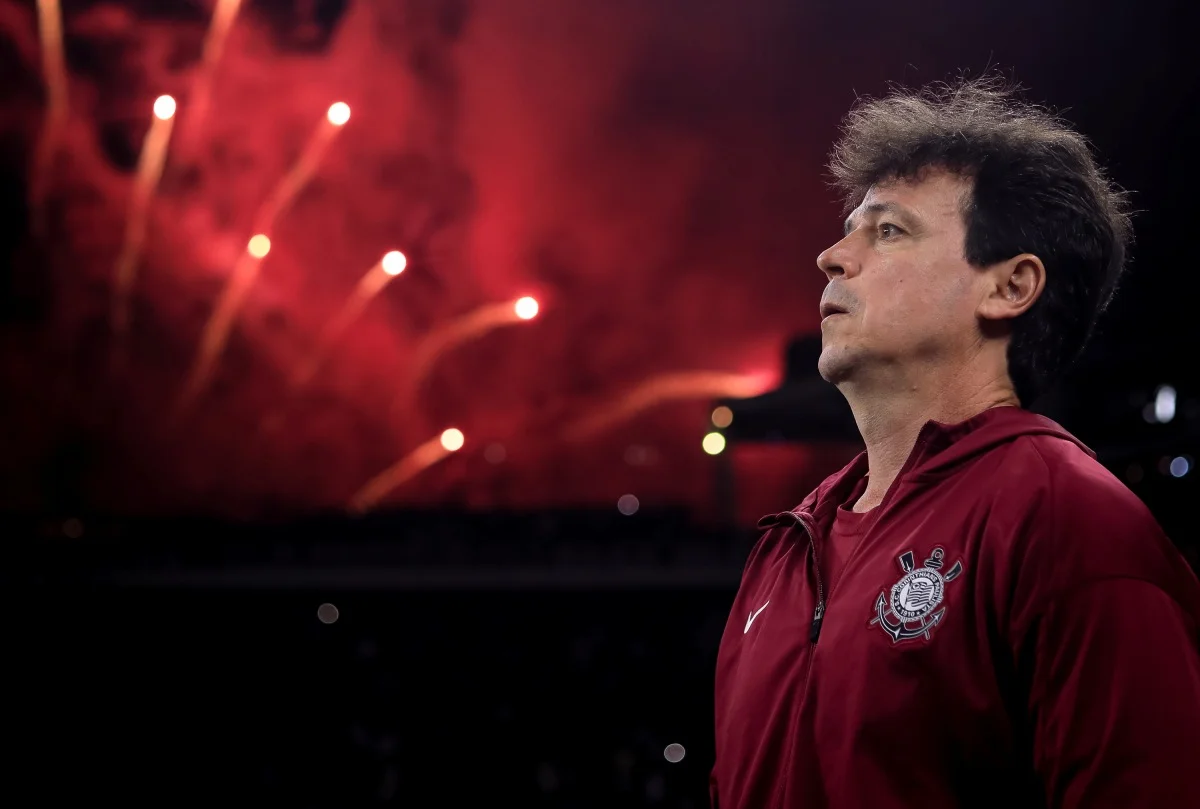 Fernando Diniz com fogos ao fundo - Metrópoles