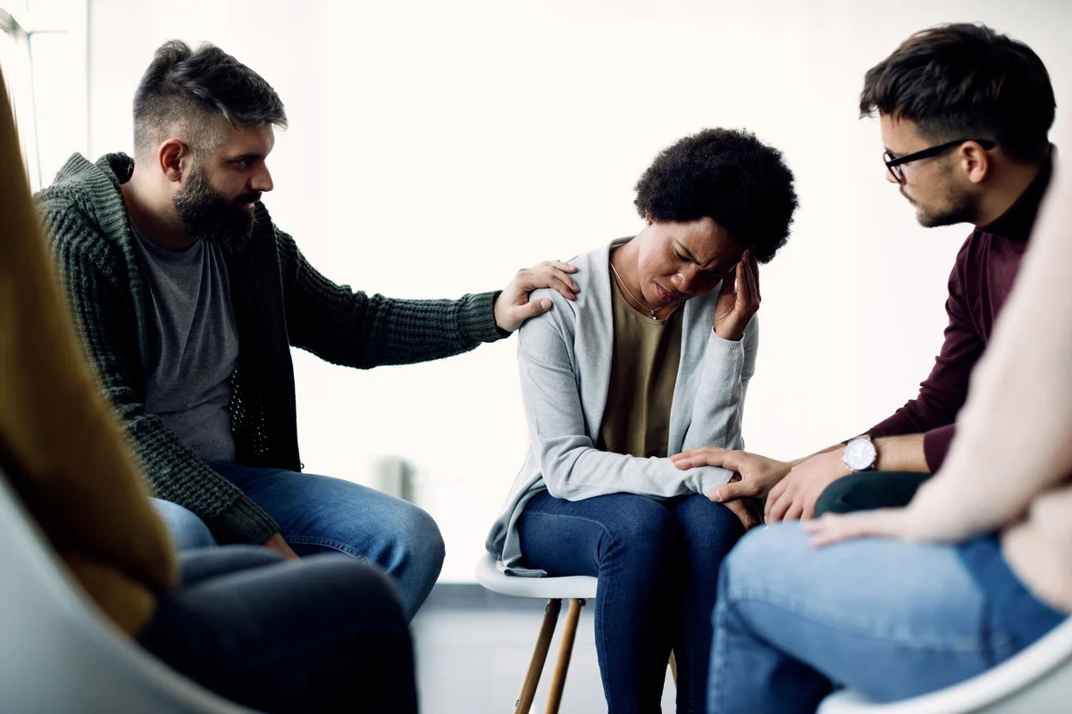 Familiares e amigos ajudando pessoa com pensamentos de autoextermínio