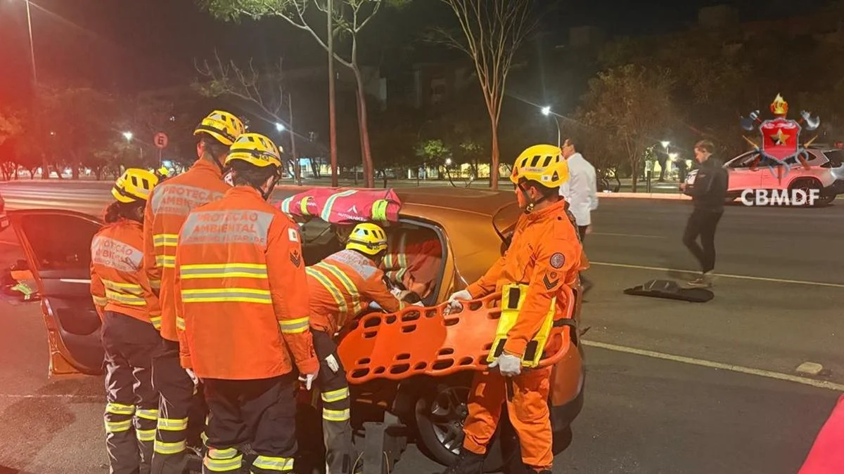 Bombeiros resgatam mulher presa em veículo após colisão no Eixão Sul